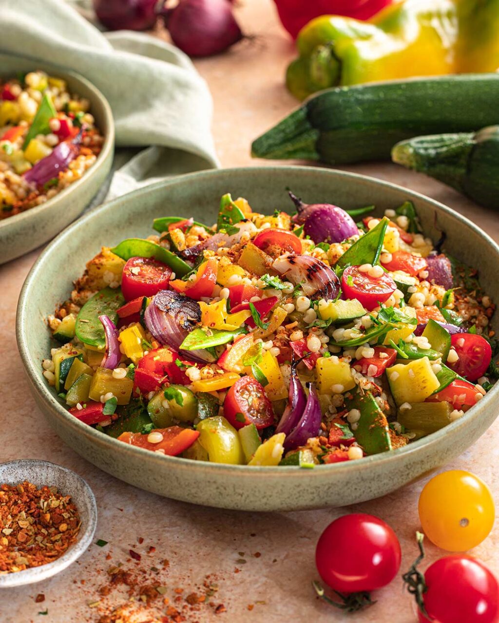 Gebratenes Gemüse verfeinert mit der Bio Mediterran Food Finisher Gewürzmischung von Luis Dias, angerichtet auf einem weißen Teller.