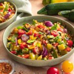 Gebratenes Gemüse verfeinert mit der Bio Mediterran Food Finisher Gewürzmischung von Luis Dias, angerichtet auf einem weißen Teller.