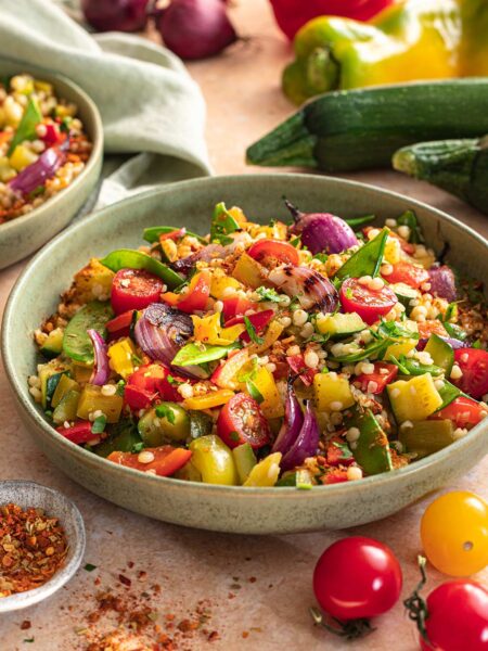 Gebratenes Gemüse verfeinert mit der Bio Mediterran Food Finisher Gewürzmischung von Luis Dias, angerichtet auf einem weißen Teller.