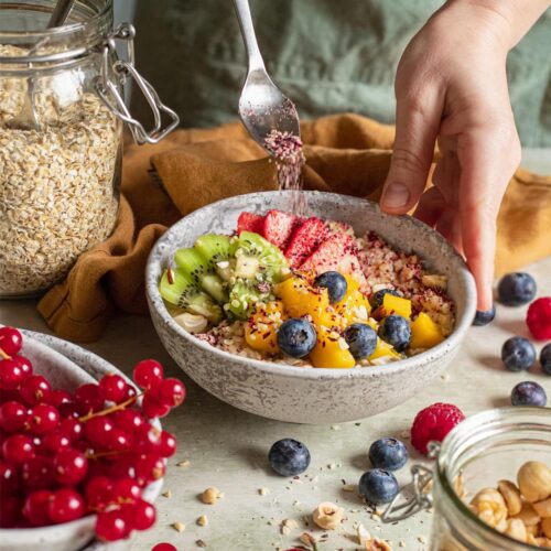 Übernacht Haferflocken mit Beeren und Kiwi