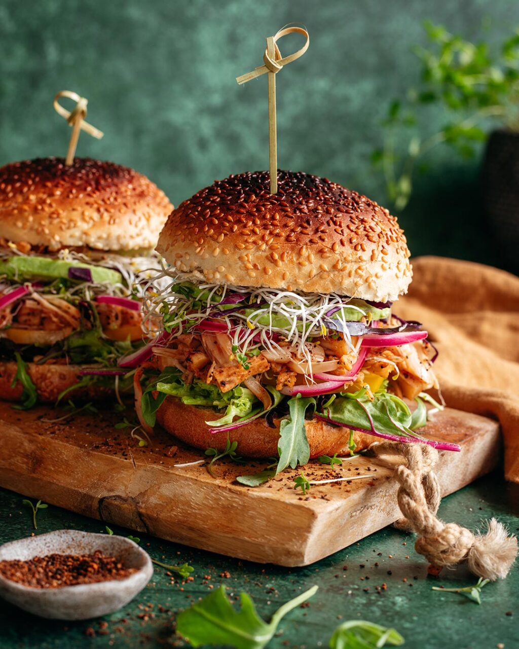 Das Foto zeigt zwei üppige Jackfrucht-Burger, bestäubt mit "Food Finisher Espresso BBQ Mix" nach Rezept.