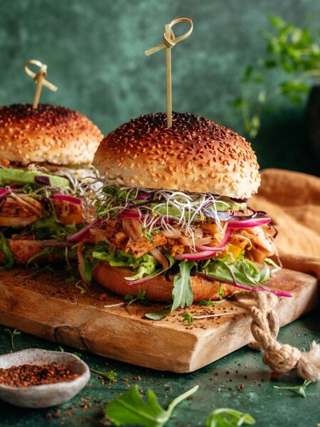 Das Foto zeigt zwei üppige Jackfrucht-Burger, bestäubt mit "Food Finisher Espresso BBQ Mix" nach Rezept.