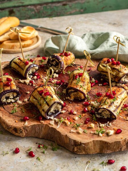 Auberginenröllchen mit Blumenkohl-Couscous und Granatapfel, bestreut mit BIO ANTIPASTI FOOD FINISHER nach Rezept