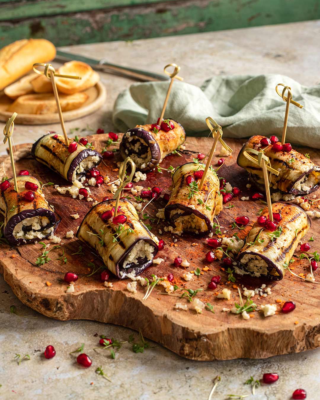 Auberginenröllchen mit Blumenkohl-Couscous und Granatapfel, bestreut mit BIO ANTIPASTI FOOD FINISHER nach Rezept