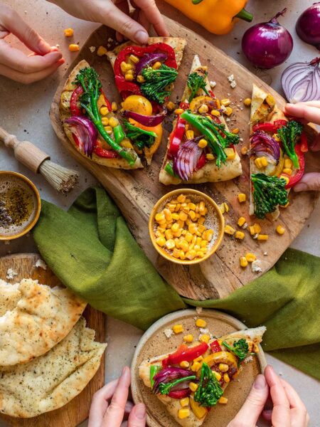 Das Foto zeigt ein bunt belegtes Ciabatta mit gegrilltem Gemüse, gewürzt mit Food Finisher Fisch & Scampi vom Spitzenkoch Luis Dias.