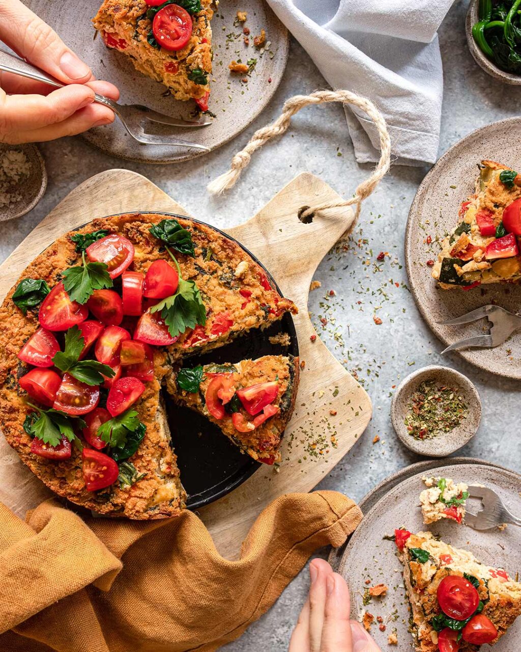 Das Foto zeigt eine appetitlich servierte Gemüse-Frittata nach Rezept, garniert mit Kirschtomaten und verfeinert mit "Food Finisher Lecker Ei".