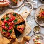 Das Foto zeigt eine appetitlich servierte Gemüse-Frittata nach Rezept, garniert mit Kirschtomaten und verfeinert mit "Food Finisher Lecker Ei".