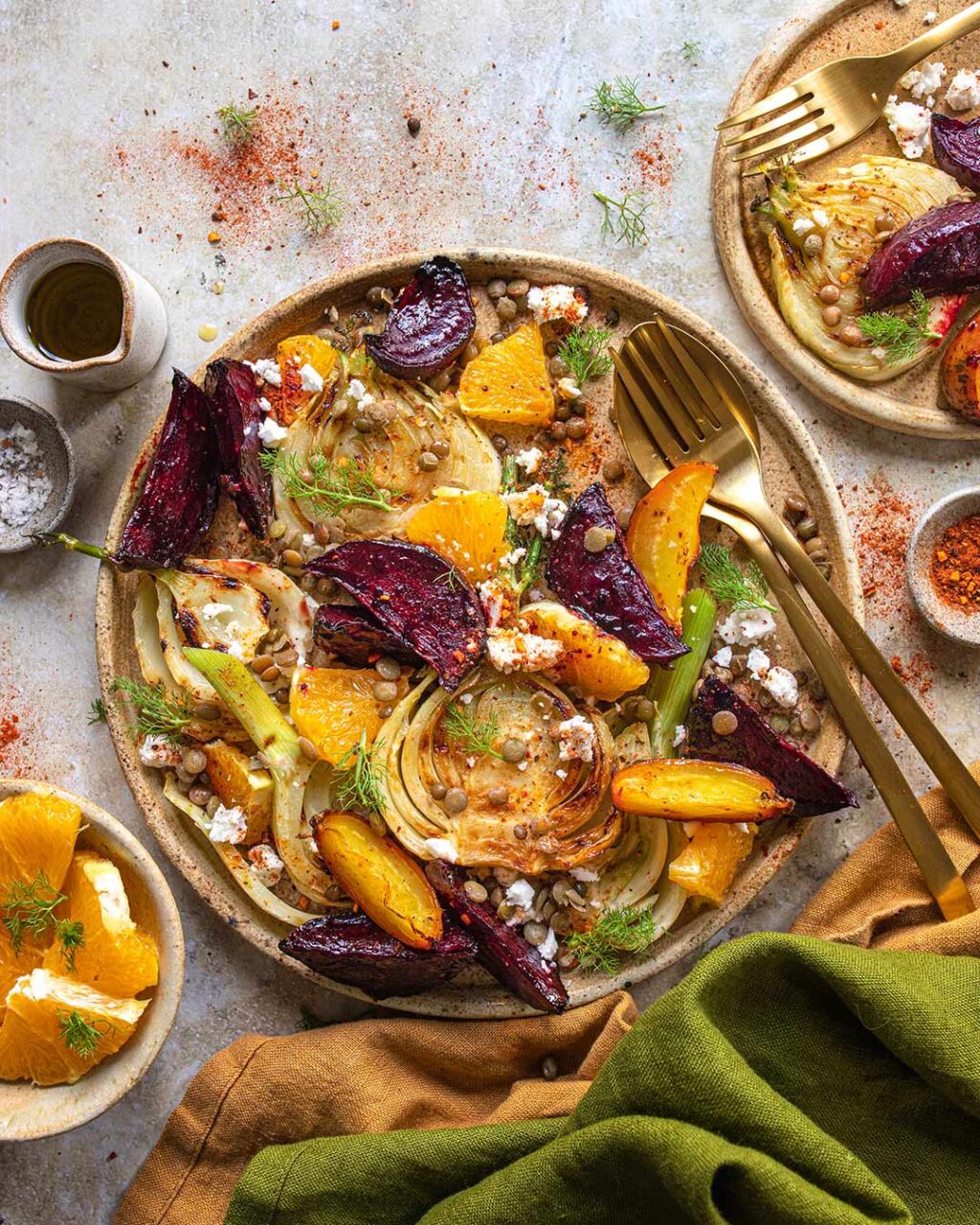 Das Foto zeigt gegrillte Rote Bete, Fenchel und Orangensalat mit Feta und Linsen nach Rezept von Luis Dias, kunstvoll angerichtet und mit Food Finisher gewürzt.