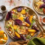 Das Foto zeigt gegrillte Rote Bete, Fenchel und Orangensalat mit Feta und Linsen nach Rezept von Luis Dias, kunstvoll angerichtet und mit Food Finisher gewürzt.