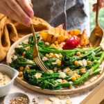Warmer Brokkoli-Kichererbsen-Salat mit Braten-Magic-Sauce nach Rezept, garniert mit Nektarinen und Mandelblättchen.