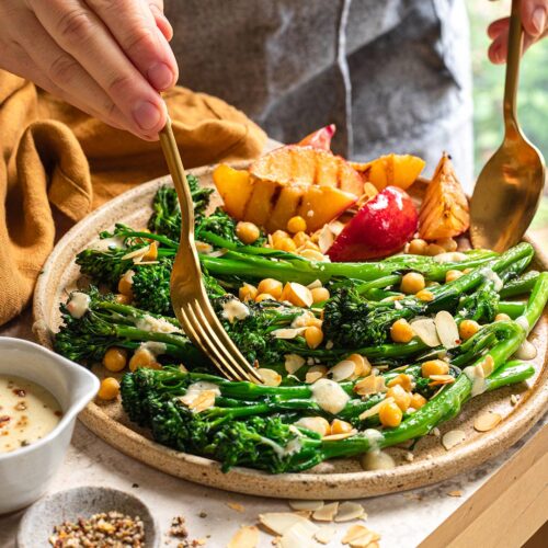 Brokkoli-Kichererbsen-Salat mit Pfirsich