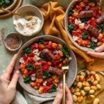 Teller mit Eintopf aus weißen Bohnen und Spinat, optional vegan mit Würstchen, verfeinert nach Rezept mit GO WILD FOOD FINISHER.