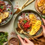 Das Foto zeigt ein gegrilltes (veganes) Hähnchen mit Ananas und Kokosnussreis nach Rezept, garniert mit frischem Koriander und Chilischoten.