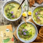 Das Foto zeigt eine cremige Kartoffelsuppe nach Rezept, garniert mit Kräutern und Blüten, gewürzt mit BIO POMMES DE TERRE FOOD FINISHER von Luis Dias.