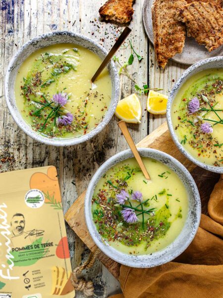 Das Foto zeigt eine cremige Kartoffelsuppe nach Rezept, garniert mit Kräutern und Blüten, gewürzt mit BIO POMMES DE TERRE FOOD FINISHER von Luis Dias.