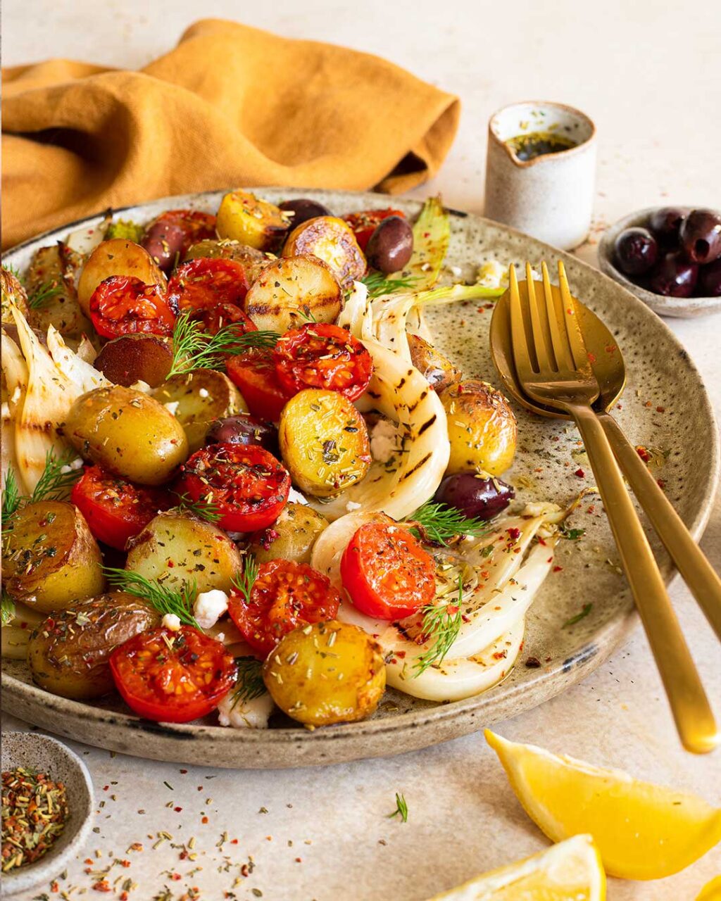 Das Foto zeigt einen appetitlichen Salat aus gerösteten Kartoffeln, Tomaten und Fenchel nach Rezept von Luis Dias gewürzt mit Food Finisher Spices