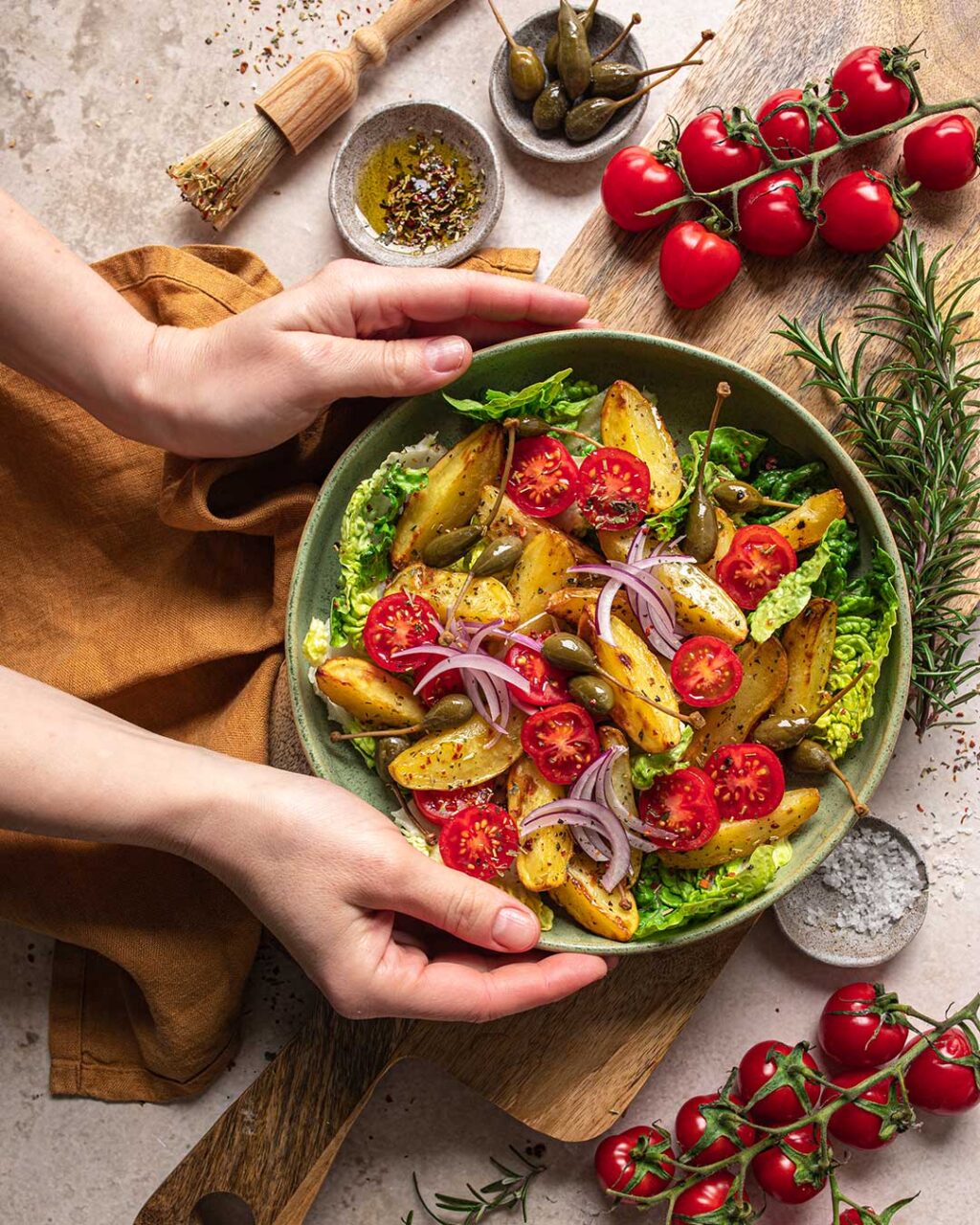 Das Foto zeigt einen frisch zubereiteten Salat mit gerösteten Kartoffelspalten nach Finisher-Rezept von Luis Dias