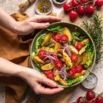 Das Foto zeigt einen frisch zubereiteten Salat mit gerösteten Kartoffelspalten nach Finisher-Rezept von Luis Dias