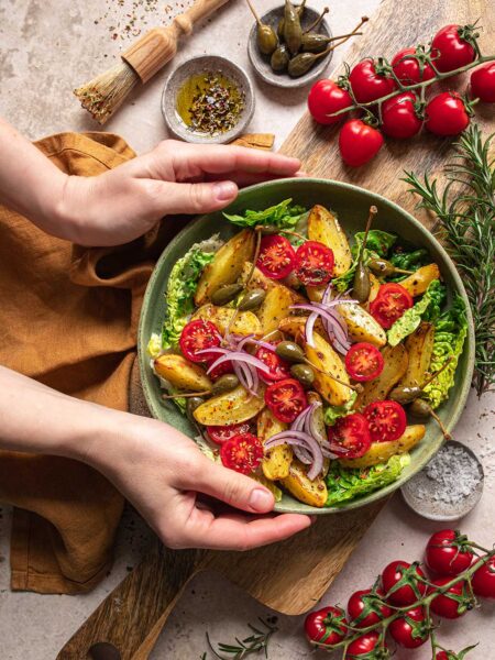 Das Foto zeigt einen frisch zubereiteten Salat mit gerösteten Kartoffelspalten nach Finisher-Rezept von Luis Dias