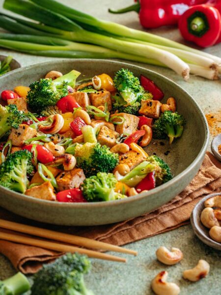 Das Foto zeigt ein farbenfrohes Gericht aus gebratenen Cashewnüssen mit Tofu und Gemüse nach Finisher-Rezept von Luis Dias