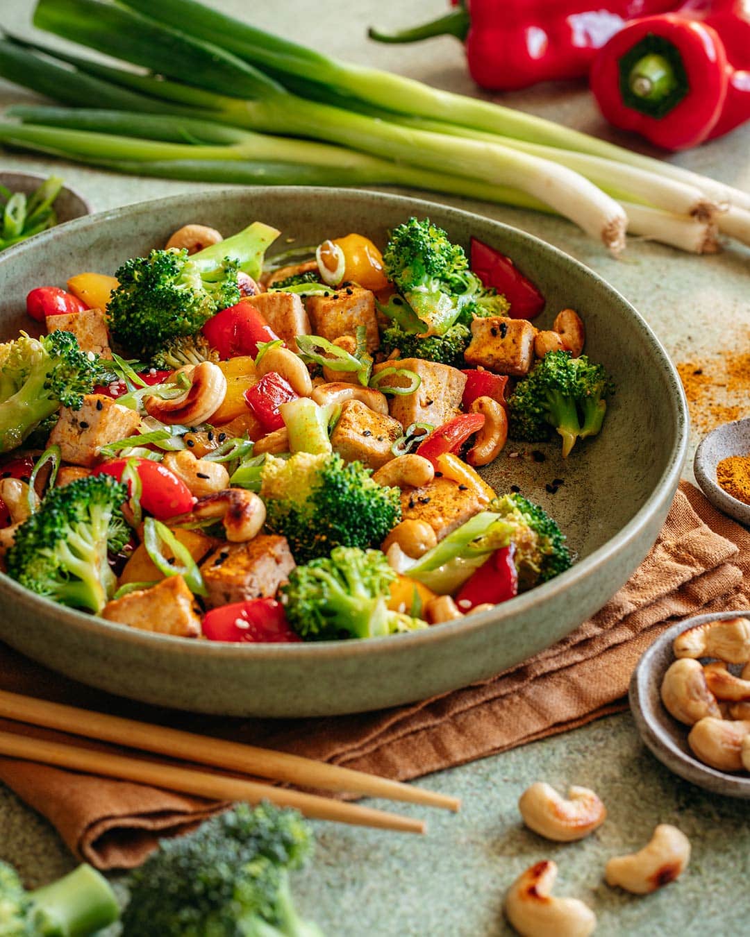 Das Foto zeigt ein farbenfrohes Gericht aus gebratenen Cashewnüssen mit Tofu und Gemüse nach Finisher-Rezept von Luis Dias