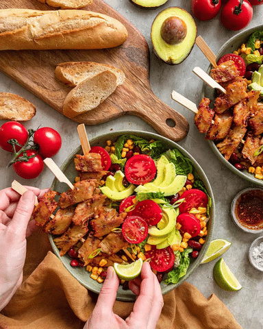 Verschiedene Hähnchengerichte auf einem Tisch: gebratene Hähnchenbrust, gegrillte Hähnchenschenkel, Ofenhähnchen mit Gemüse und bunte Salate. Daneben Bio Food Finisher Spices Gewürzmischungen. Gesunde Bio-Gewürze für vielfältige Geflügelrezepte. 100 % Bio, vegan, ohne Zusatzstoffe.