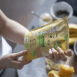 Eine Nahaufnahme von Gewürzen in kleinen Schalen, umgeben von frischen Kräutern und Zutaten, die für natürliche Aromen stehen. Im Fokus steht die Qualität hochwertiger Gewürze ohne künstliche Zusätze.