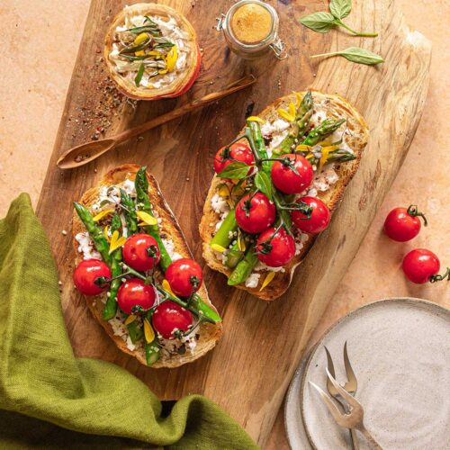 Ricotta-Toast mit Spargel