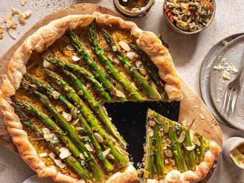 Rezeptbild einer grünen Spargel-Tarte mit veganer Ricotta-Senf-Honig-Sauce, nach einem Rezept von Food Finisher Gewürzmischung Luis Dias.serviert auf einem Teller.