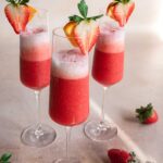 der Aperitif-cocktail mit Prosecco und Erdbeeren eignet sich perfekt für warme Frühlings- oder Sommertage und wird der Hit auf ihrer Party sein. Auch für einen entspannten Abend auf der Terrasse passt er hervorragend. Die fruchtig süße Mischung aus Prosecco und Erdbeeren wird ergänzt durch die leichte Säure des Orangensaftes und des Bio Porige food finishers. Ein wahrlich erfrischendes Geschmackserlebnis!