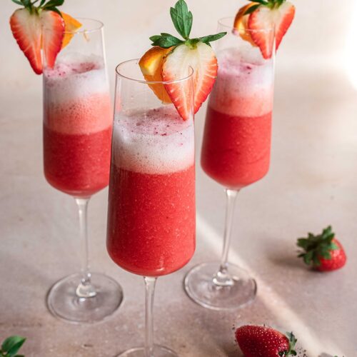 Aperitif-Cocktail mit Prosecco und Erdbeeren
