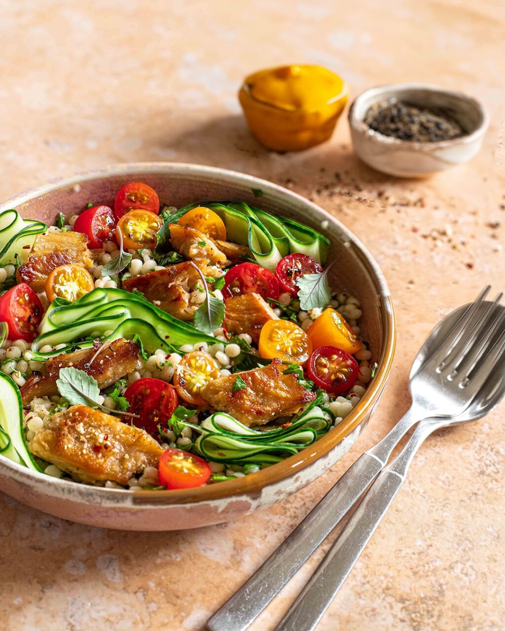 Leckerer Israelischer Couscous Salat mit gegrilltem Hähnchen, Tomaten und gurke. Verfeinert mit einem leichten Zitronen Dressing und unserem Bio Salat und Bowls Food Finisher von Luis Dias.