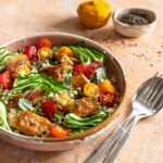 Leckerer Israelischer Couscous Salat mit gegrilltem Hähnchen, Tomaten und gurke. Verfeinert mit einem leichten Zitronen Dressing und unserem Bio Salat und Bowls Food Finisher von Luis Dias.