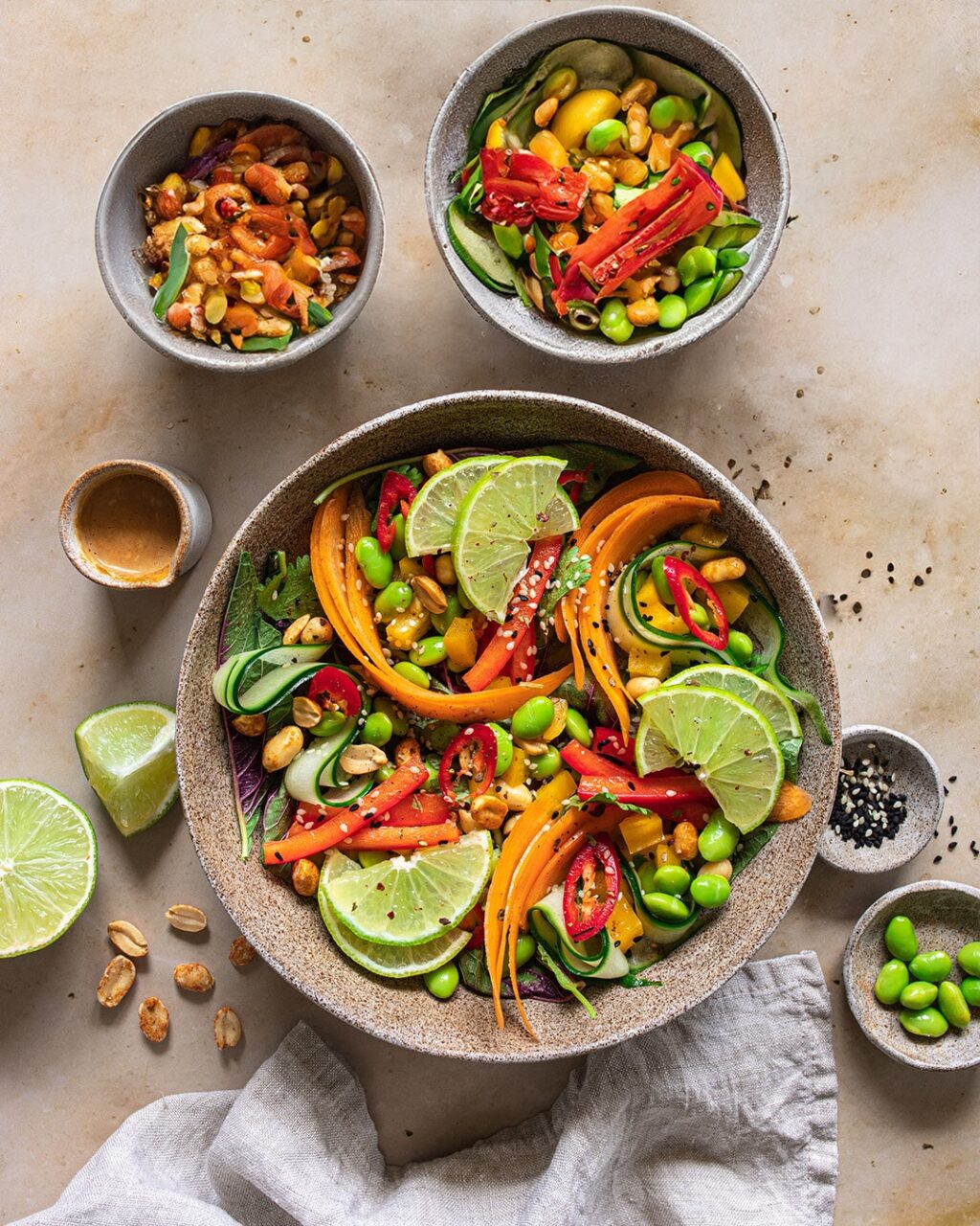 Lecker, crunchiger Edamame Salat mit einem Feinen Erdnuss, Limette Dressing und Bio Salat & Bowls Food Finisher von Luis Dias.