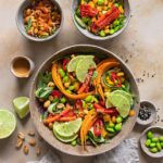 Lecker, crunchiger Edamame Salat mit einem Feinen Erdnuss, Limette Dressing und Bio Salat & Bowls Food Finisher von Luis Dias.