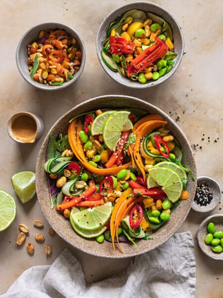 Lecker, crunchiger Edamame Salat mit einem Feinen Erdnuss, Limette Dressing und Bio Salat & Bowls Food Finisher von Luis Dias.
