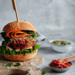 Genieße unseren veganen Tempeh Burger, der perfekt für den Grill oder die Pfanne geeignet ist. Saftige Tempeh-Pattys, kombiniert mit frischem Kopfsalat, knackigen Karotten, würzigem Kimchi und cremiger Knoblauchsauce, ergeben einen herzhaften und geschmackvollen Burger, der nicht nur Veganer begeistert. Kreiere einen unvergesslichen Burger-Genuss mit unserem BIO ESPRESSO BBQ FOOD FINISHER . Schnell, und einfach Gewürzt für einen geschmacksvollen Grillspaß.