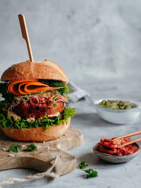 Genieße unseren veganen Tempeh Burger, der perfekt für den Grill oder die Pfanne geeignet ist. Saftige Tempeh-Pattys, kombiniert mit frischem Kopfsalat, knackigen Karotten, würzigem Kimchi und cremiger Knoblauchsauce, ergeben einen herzhaften und geschmackvollen Burger, der nicht nur Veganer begeistert. Kreiere einen unvergesslichen Burger-Genuss mit unserem BIO ESPRESSO BBQ FOOD FINISHER . Schnell, und einfach Gewürzt für einen geschmacksvollen Grillspaß.
