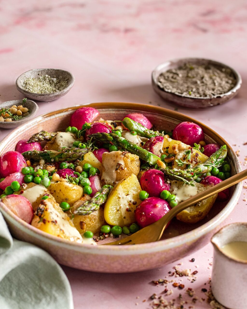 Lauwarmer Kartoffelsalat mit grünem Spargel und Braten-Magic, Veganer Mayo, Senf Dressing nach Rezept, zubereitet mit grünen Bohnen und Radieschen