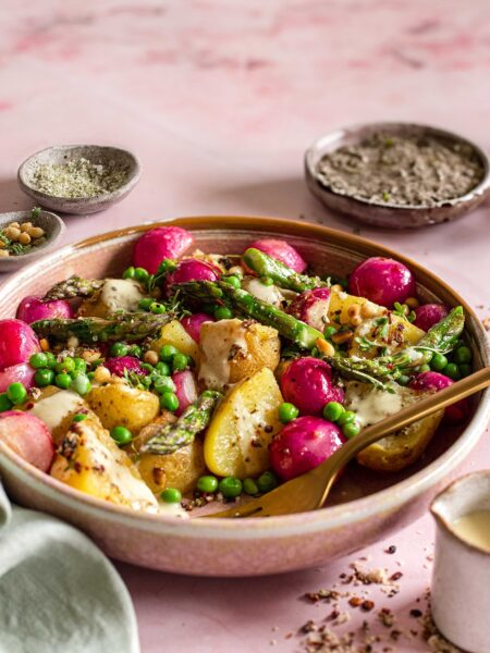 Lauwarmer Kartoffelsalat mit grünem Spargel und Braten-Magic, Veganer Mayo, Senf Dressing nach Rezept, zubereitet mit grünen Bohnen und Radieschen