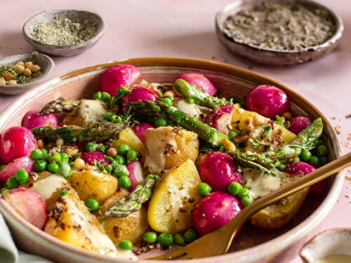 Lauwarmer Kartoffelsalat mit grünem Spargel und Braten-Magic, Veganer Mayo, Senf Dressing nach Rezept, zubereitet mit grünen Bohnen und Radieschen