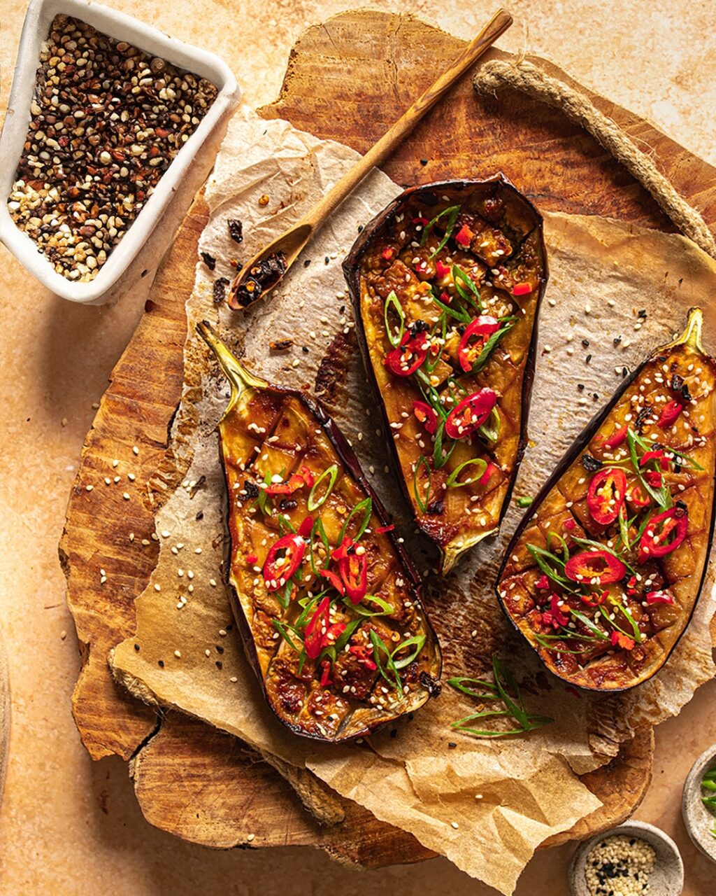 Leckere gegrillte Aubergine eingelegt in einer Miso Marinade und belegt mit frischen Frühlingszwiebeln und sesamsamen. Verfeinert wird sie durch den Bio Antipasti Finisher von Luis Dias, dessen mediterrane note das Gericht perfekt abrundet.