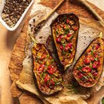 Leckere gegrillte Aubergine eingelegt in einer Miso Marinade und belegt mit frischen Frühlingszwiebeln und sesamsamen. Verfeinert wird sie durch den Bio Antipasti Finisher von Luis Dias, dessen mediterrane note das Gericht perfekt abrundet.