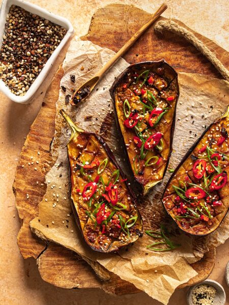 Leckere gegrillte Aubergine eingelegt in einer Miso Marinade und belegt mit frischen Frühlingszwiebeln und sesamsamen. Verfeinert wird sie durch den Bio Antipasti Finisher von Luis Dias, dessen mediterrane note das Gericht perfekt abrundet.