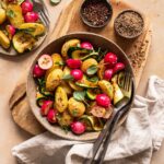 Leckerer gegrillter Kartoffelsalat, frisch vom Grill mit knackiger Zucchini und zarten Radieschen. Verfeinert mit dem Bio Braten Finisher von Luis Dias.