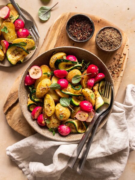 Leckerer gegrillter Kartoffelsalat, frisch vom Grill mit knackiger Zucchini und zarten Radieschen. Verfeinert mit dem Bio Braten Finisher von Luis Dias.
