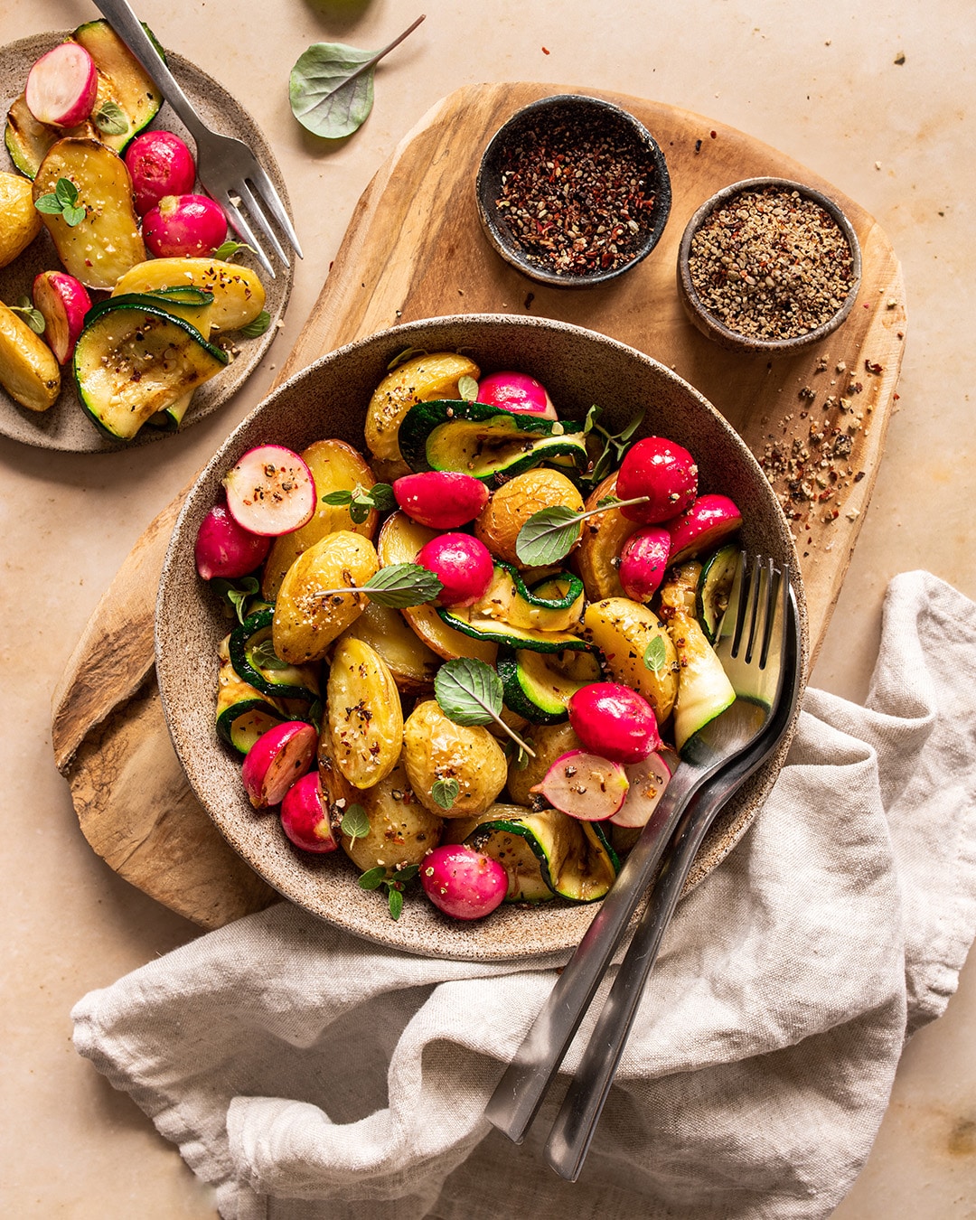 Leckerer gegrillter Kartoffelsalat, frisch vom Grill mit knackiger Zucchini und zarten Radieschen. Verfeinert mit dem Bio Braten Finisher von Luis Dias.