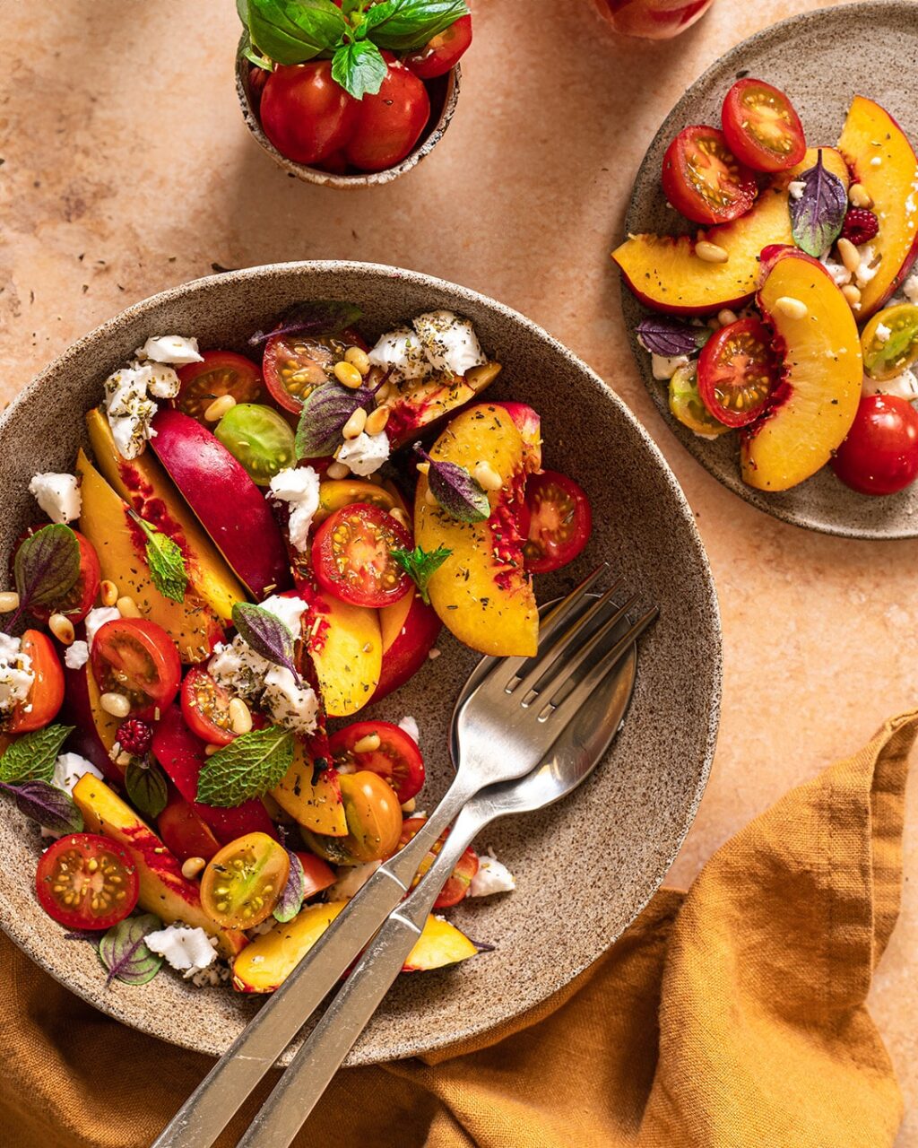 Köstlich gegrillter Pfirsichsalat mit cremigem Feta, knackigen Kirschtomaten und einem leckeren Dressing, verfeinert mit dem Bio Pommes de Terre Food Finisher von Luis Dias!