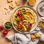 Lecker, cremiger Hummus, der selber gemacht wird. Zusammen serviert mit frischem Grillgemüse. Getoppt mit dem Bio Antipasti Food Finisher für den letzten Schliff!