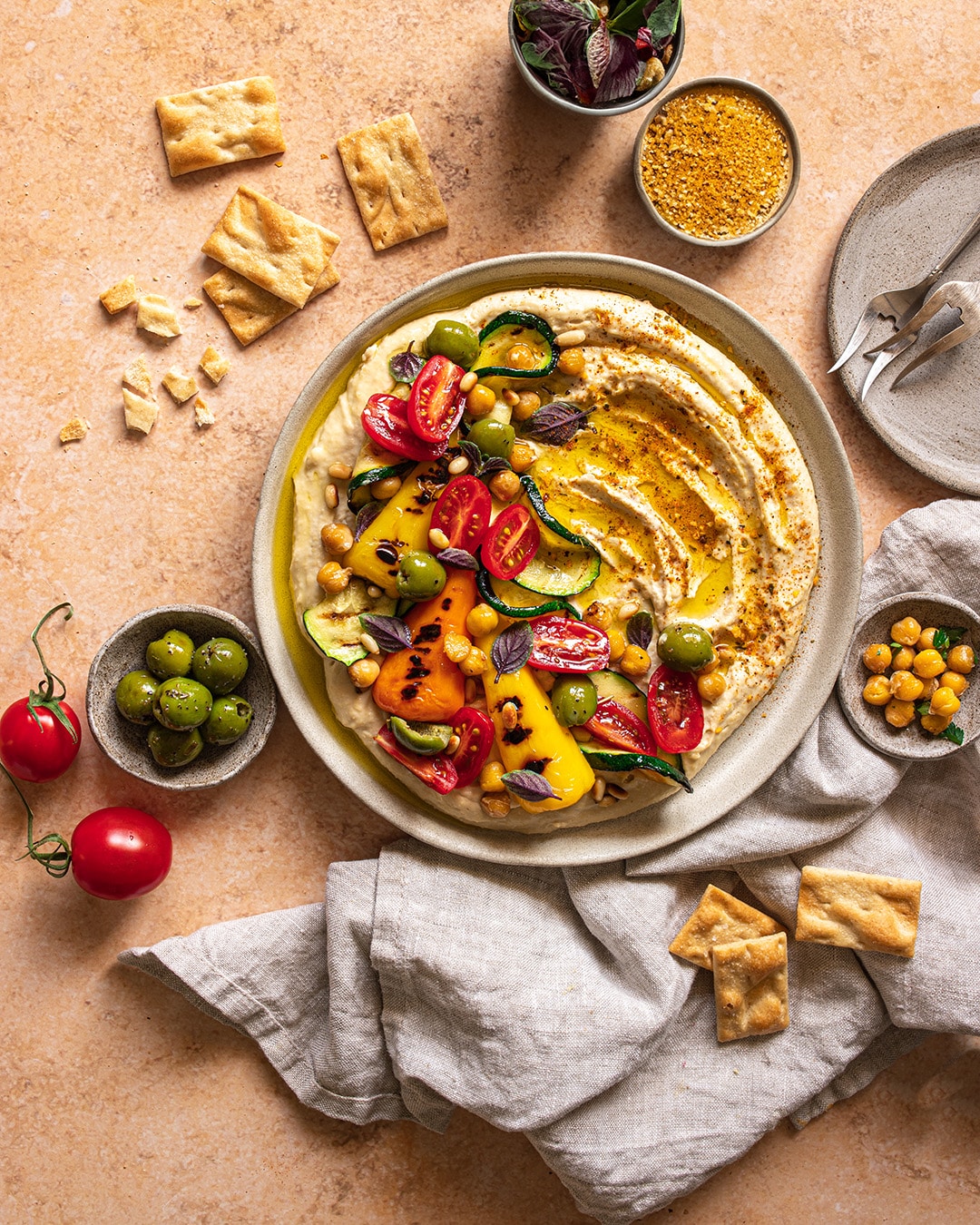Lecker, cremiger Hummus, der selber gemacht wird. Zusammen serviert mit frischem Grillgemüse. Getoppt mit dem Bio Antipasti Food Finisher für den letzten Schliff!
